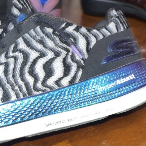 SKECHERS GOODYEAR GO-RUN PERFORMANCE HYPER BURST SNEAKERS BLACK WHITE SZ 8 - Picture 3 of 6